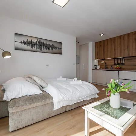 Apartment Brand New With Balcony - Center