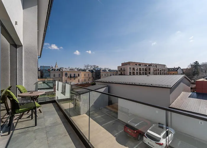 Brand New With Balcony - Center Lejlighed